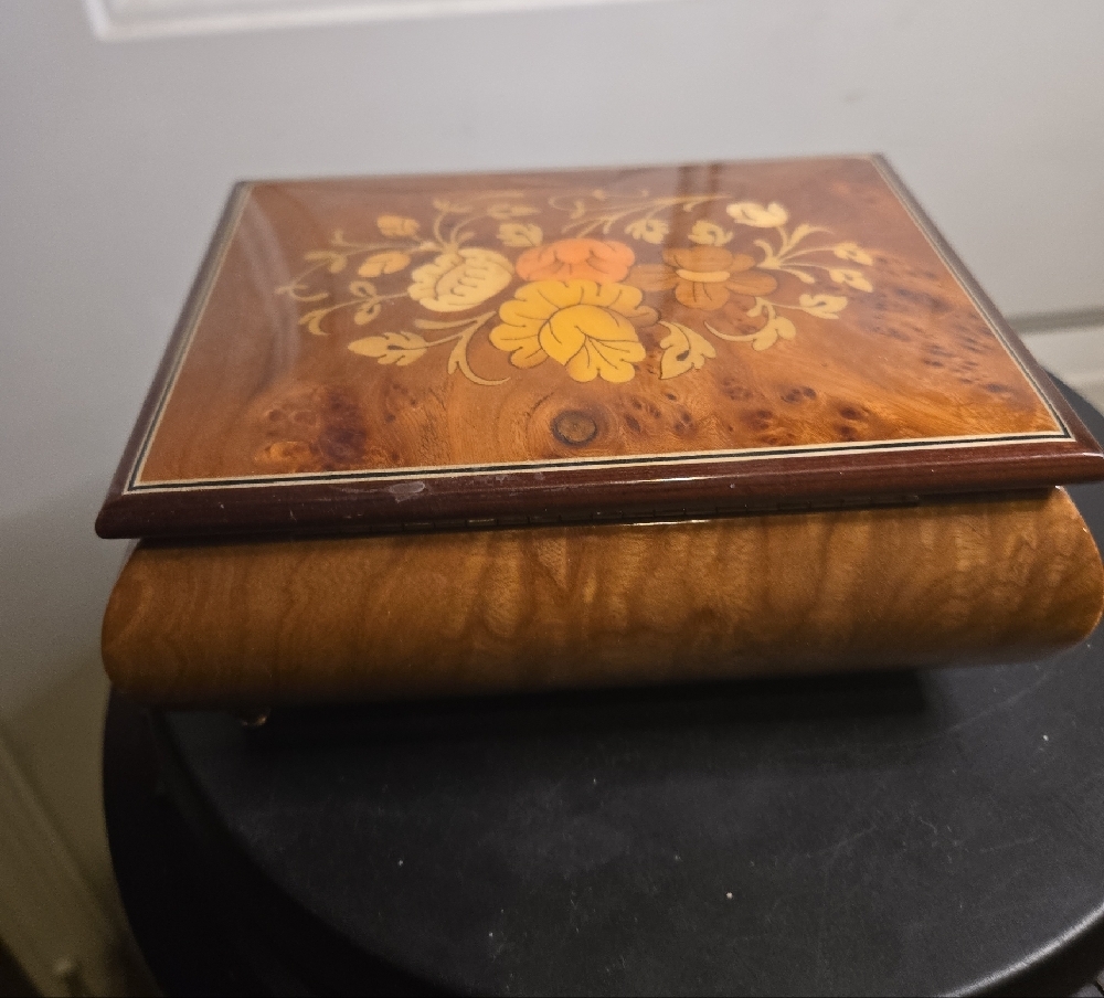 Reuge Inlaid Floral Wooden Music Box with Brass Accents Made In Italy - Picture 6 of 10